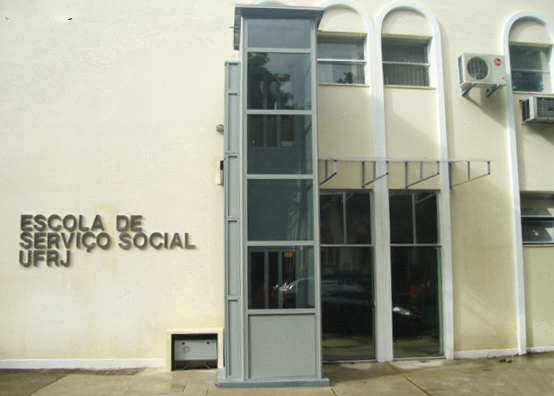 Vista frontal da instalação da plataforma para deficientes no prédio principal da Escola de Serviço Social - Serviço Finalizado. - 09/09/2015