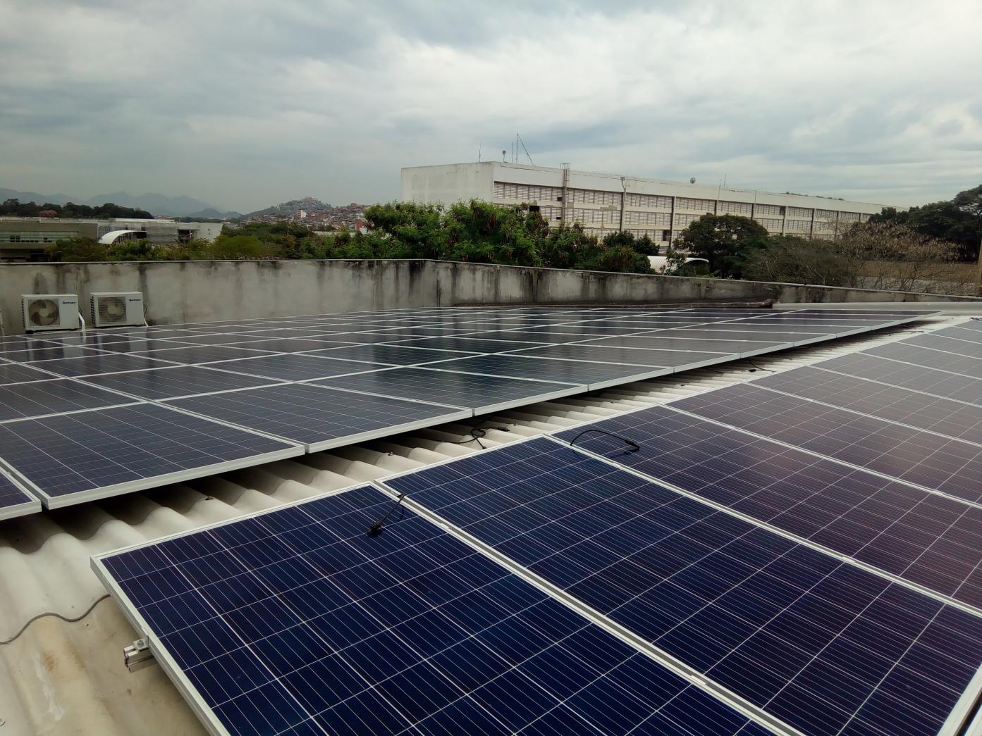 4ª MEDIÇÃO: Módulos fotovoltaicos instalados no telhado ao norte