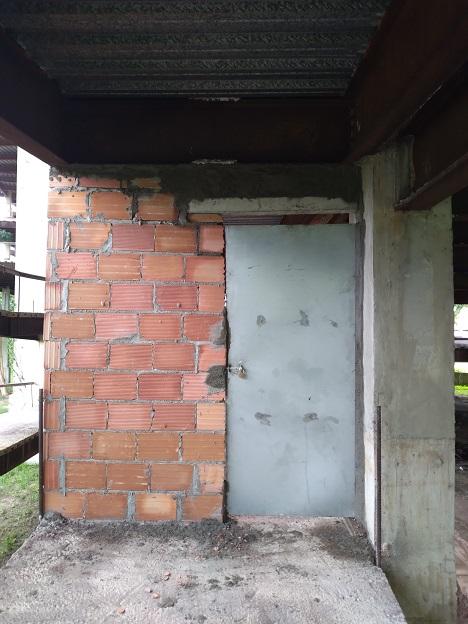 Alvenaria simples e instalção de porta de ferro - Trecho I4 (CCJE-CFCH)