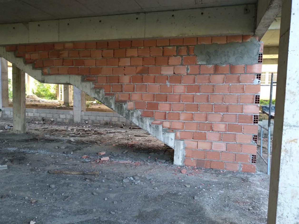 Alvenaria simples executada sobre a laje de piso e sobre a estrutura da escada - Trecho E2